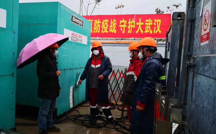 前线团队冒雨在火神山医院进行项目保电