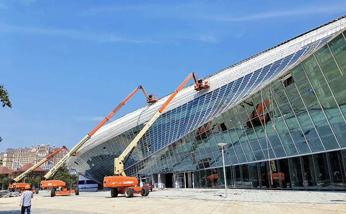 高空作业平台解决海花岛建筑玻璃幕墙安装作业