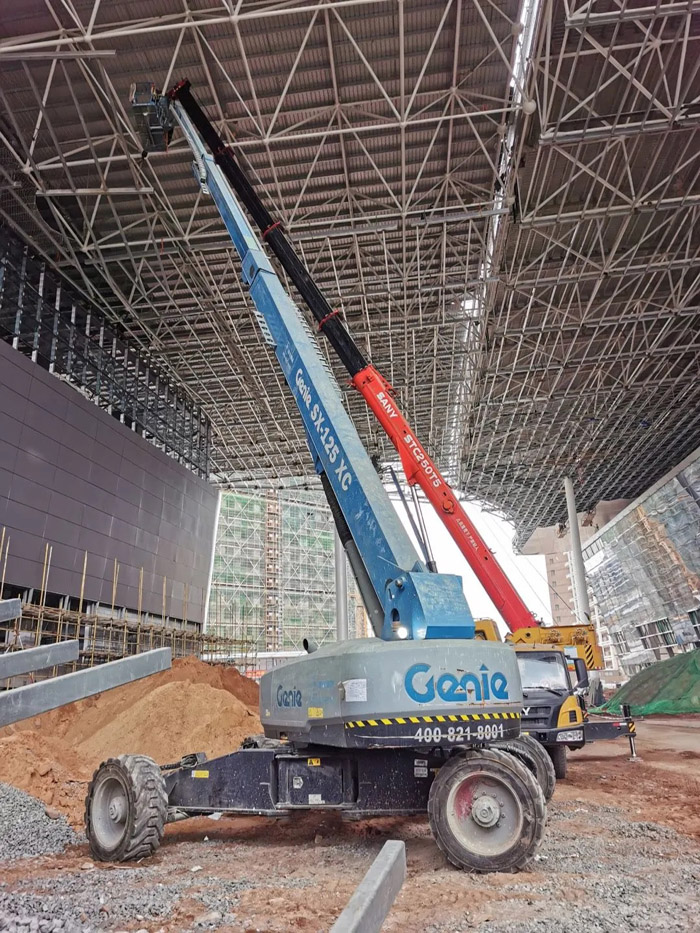 宏信建发高空车进行屋面板施工